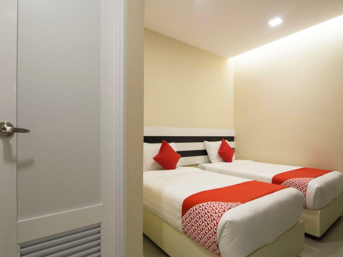 Super Oyo 1145 Lea Guest House & Cafe Lukut Buitenkant foto