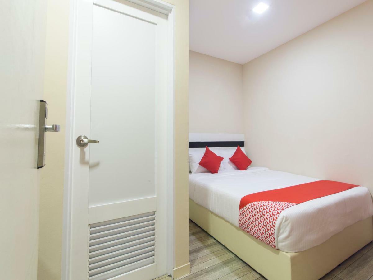 Super Oyo 1145 Lea Guest House & Cafe Lukut Buitenkant foto